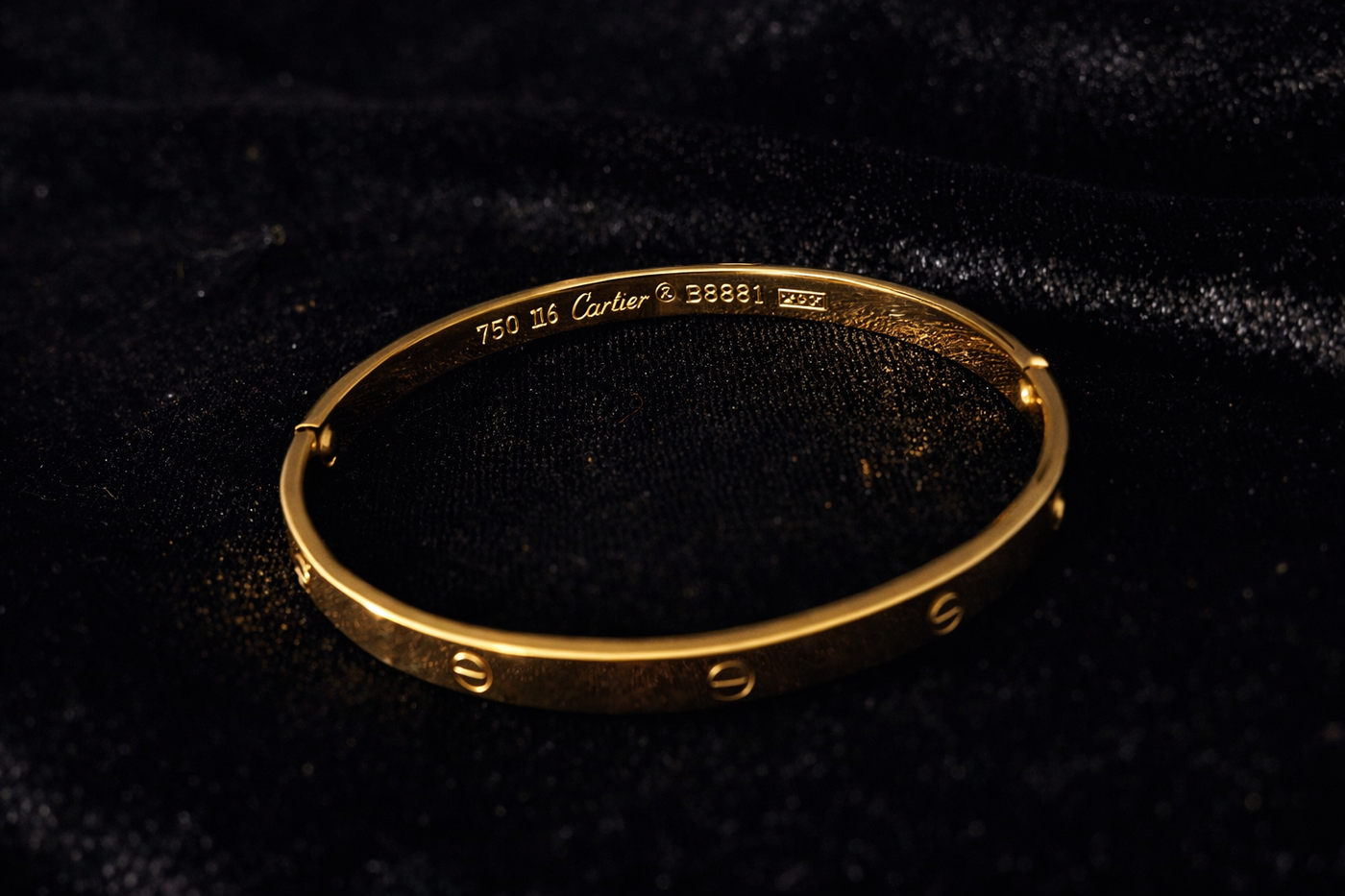 Classic Gold Screw-Detail Bangle